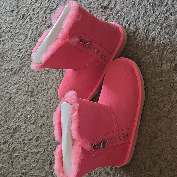 NIB Sz 8 Ugg Pink Short Boots - Picture 3 of 11
